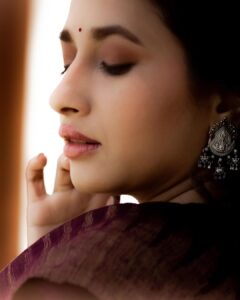 Manvita Kamath Instagram - 🍂🍂🧿🧿
.
.
.
@vasukikarkone 
@stilerush_by_varshinijanakiram 
@charny_mashi 
@makeover_by_surabhi 
@kosh.retreat 
@utkalajewels 
@maayakriya
