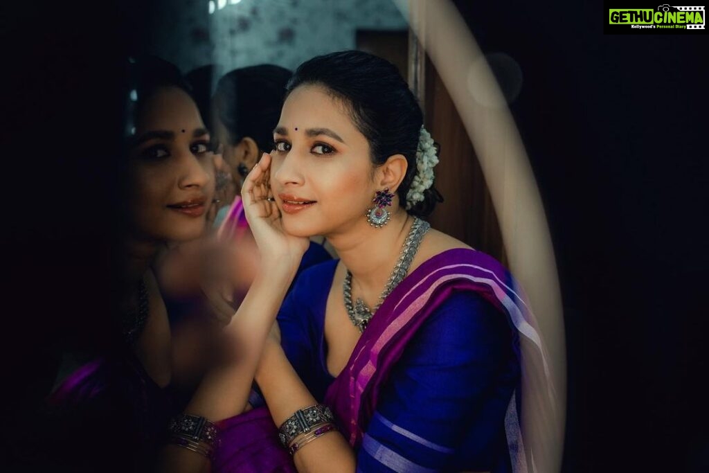 Manvita Kamath Instagram - 💜💜💜 . . . . @suta_bombay @vasukikarkone @vasukikarkone @maayakriya @makeover_by_surabhi . . #purple #saree #sareelove #trending #instagood #regrann