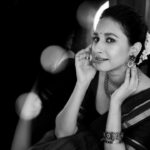 Manvita Kamath Instagram - Nothing better than seeing this beautiful world in monochrome!! 🧿💜 . . . @suta_bombay @vasukikarkone @stilerush_by_varshinijanakiram @makeover_by_surabhi @maayakriya . . #blackandwhite #instagood #iykyk #reach #saree #monochromatic #photooftheday #trend