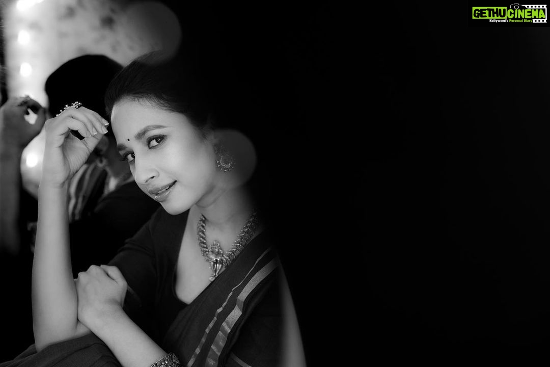 Manvita Kamath Instagram - Nothing better than seeing this beautiful world in monochrome!! π§Ώπ . . . @suta_bombay @vasukikarkone @stilerush_by_varshinijanakiram @makeover_by_surabhi @maayakriya . . #blackandwhite #instagood #iykyk #reach #saree #monochromatic #photooftheday #trend