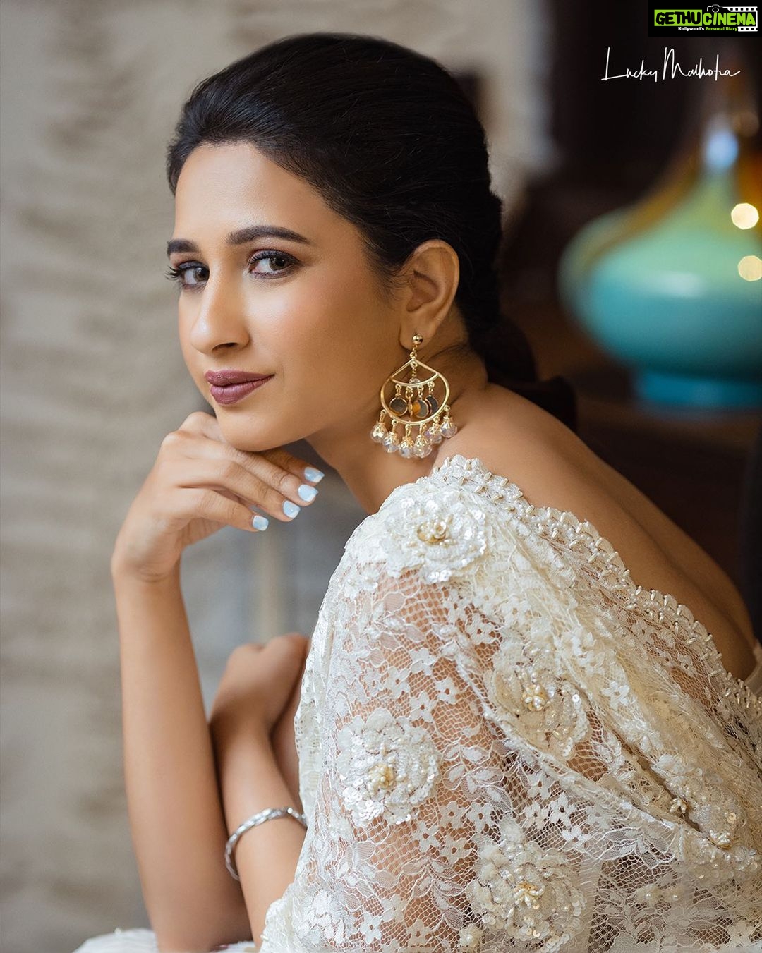 Manvita Kamath Instagram - For Siima @siimawards Styled & Organised by Sangeetha Kailash @itsmesangeethakailash Publisher of @varaabyskmagazine Styled by Sowmya SK @sowmya.sk @tvarusstudio Darling of Sandalwood Manvitha Kamath @realmanvitakamath Photography by Lucky Malhotra @shotbyluckymalhotra Wardrobe by Sounak Pushpita Sen Barat @houseofthreestudio Make-up by Megha Basavaraju @makeupbymeghab Hair by Vidya Shree @scientist_turned_hairstylist Venue by Radisson Blu Atria @radissonbluatriabengaluru . . . . . #instagram #reelsinstagram #instagood #instalike #saree #sareelove #sareelovers #instapic #trendingreels #trendingsongs