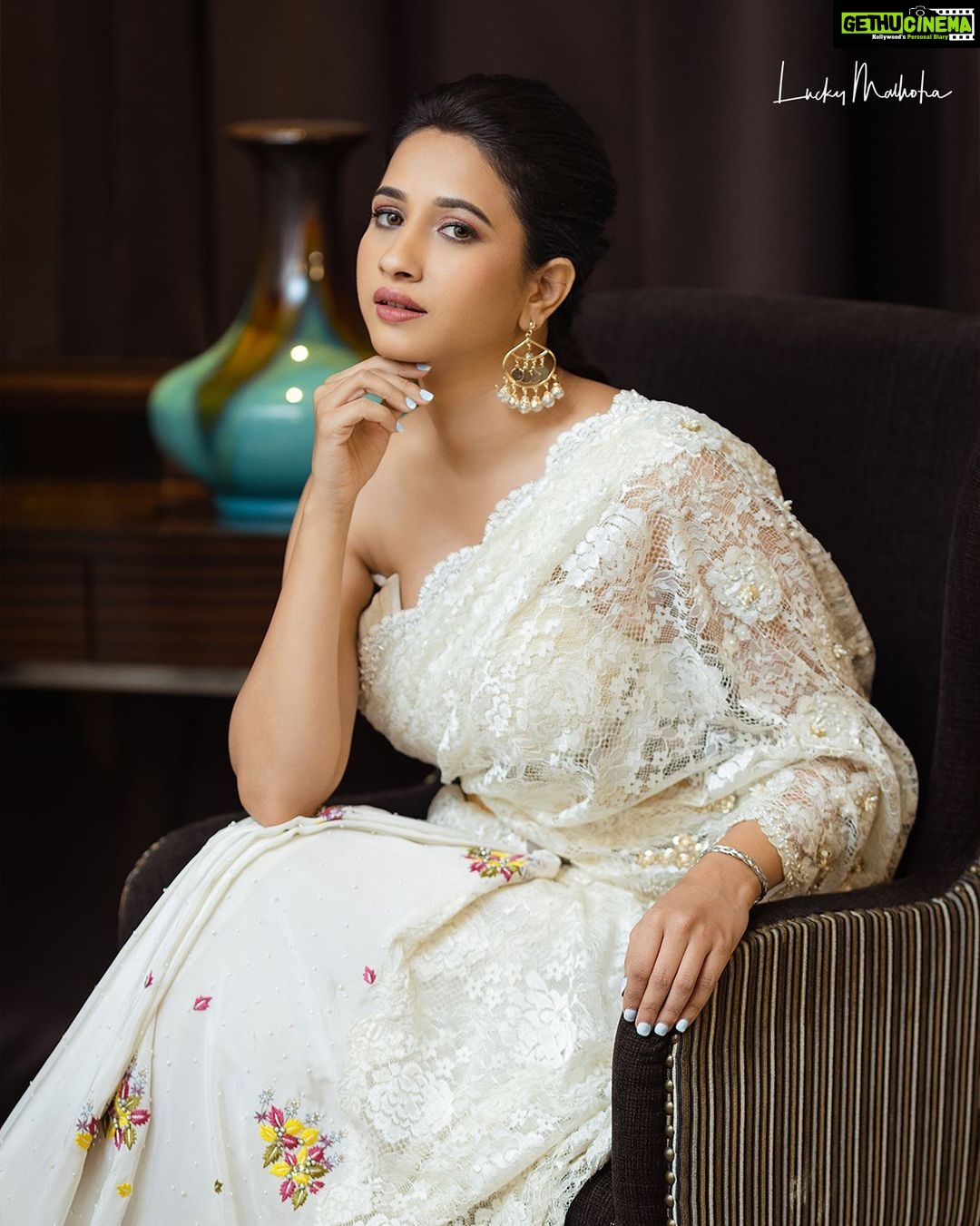 Manvita Kamath Instagram - For Siima @siimawards Styled & Organised by Sangeetha Kailash @itsmesangeethakailash Publisher of @varaabyskmagazine Assisted by Sowmya SK @sowmya.sk Darling of Sandalwood Manvitha Kamath @realmanvitakamath Photography by Lucky Malhotra @shotbyluckymalhotra Wardrobe by @sounaksenbarat @houseofthreestudio Make-up by Megha Basavaraju @makeupbymeghab Hair by Vidya Shree @scientist_turned_hairstylist Venue by Radisson Blu Atria @radissonbluatriabengaluru