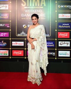 Manvita Kamath Instagram - @realmanvitakamath coos while carrying a white saree with embroidery for her red carpet appearance.🤍 Sponsors: @wolf777newsofficial @confidentgroupofficial @sky_exch_ @honer_homes @lotmobilesofficial @southindiashopping @bharathicementofficial @hindwarehomes @marsgalaxyindia @parleproducts @easemytrip @canarabankinsta @cocacola_india #NVYTV #HarmonyCity #SIIMA2022 #10YearsofSIIMA