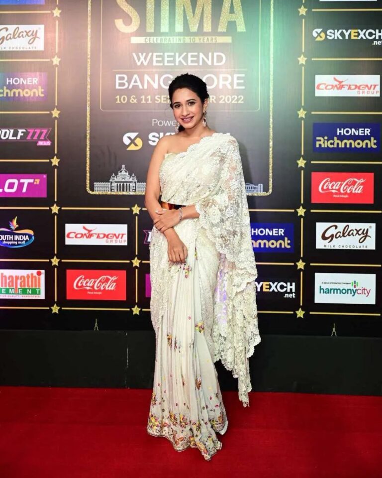 Manvita Kamath Instagram - @realmanvitakamath coos while carrying a white saree with embroidery for her red carpet appearance.🤍 Sponsors: @wolf777newsofficial @confidentgroupofficial @sky_exch_ @honer_homes @lotmobilesofficial @southindiashopping @bharathicementofficial @hindwarehomes @marsgalaxyindia @parleproducts @easemytrip @canarabankinsta @cocacola_india #NVYTV #HarmonyCity #SIIMA2022 #10YearsofSIIMA