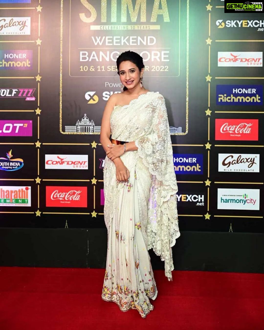 Manvita Kamath Instagram - @realmanvitakamath coos while carrying a white saree with embroidery for her red carpet appearance.đ¤ Sponsors: @wolf777newsofficial @confidentgroupofficial @sky_exch_ @honer_homes @lotmobilesofficial @southindiashopping @bharathicementofficial @hindwarehomes @marsgalaxyindia @parleproducts @easemytrip @canarabankinsta @cocacola_india #NVYTV #HarmonyCity #SIIMA2022 #10YearsofSIIMA