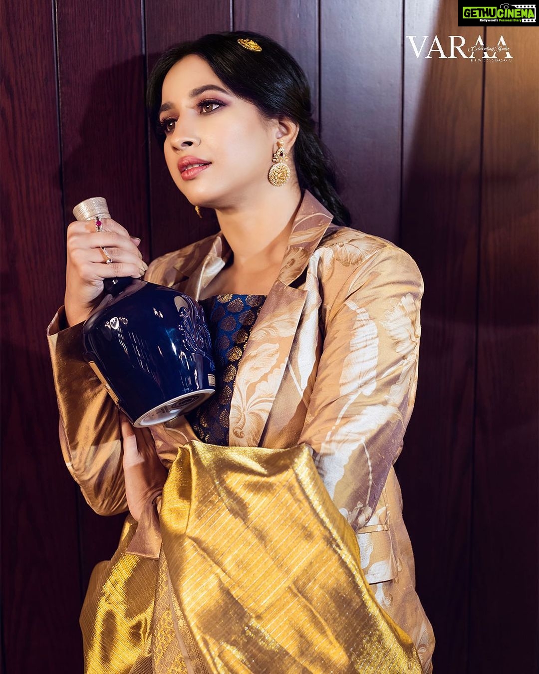 Manvita Kamath Instagram - Volume 2 & Edition 2 Covershoot for Varaa Wedding Magazine @varaabyskmagazine Publisher & Editor-In-Chief : Sangeetha Kailash @itsmesangeethakailash On Cover : Manvita Kamath @realmanvitakamath Photographer & Video : Lucky Malhotra @shotbyluckymalhotra Venue : The Leela Bharthiya City @theleelabharthiyacity Wardrobe : Aparna S @aparnasstudio Makeup : Shruthi @sghairandmakeup Hair : @shrutihairartistry Stylist : Sowmya SK @sowmya.sk Saree : Pashudh Silks @pashudh Overcoat : TVARUS @tvarusstudio #varaabyskmagazine #covershoot #celebrityshoot