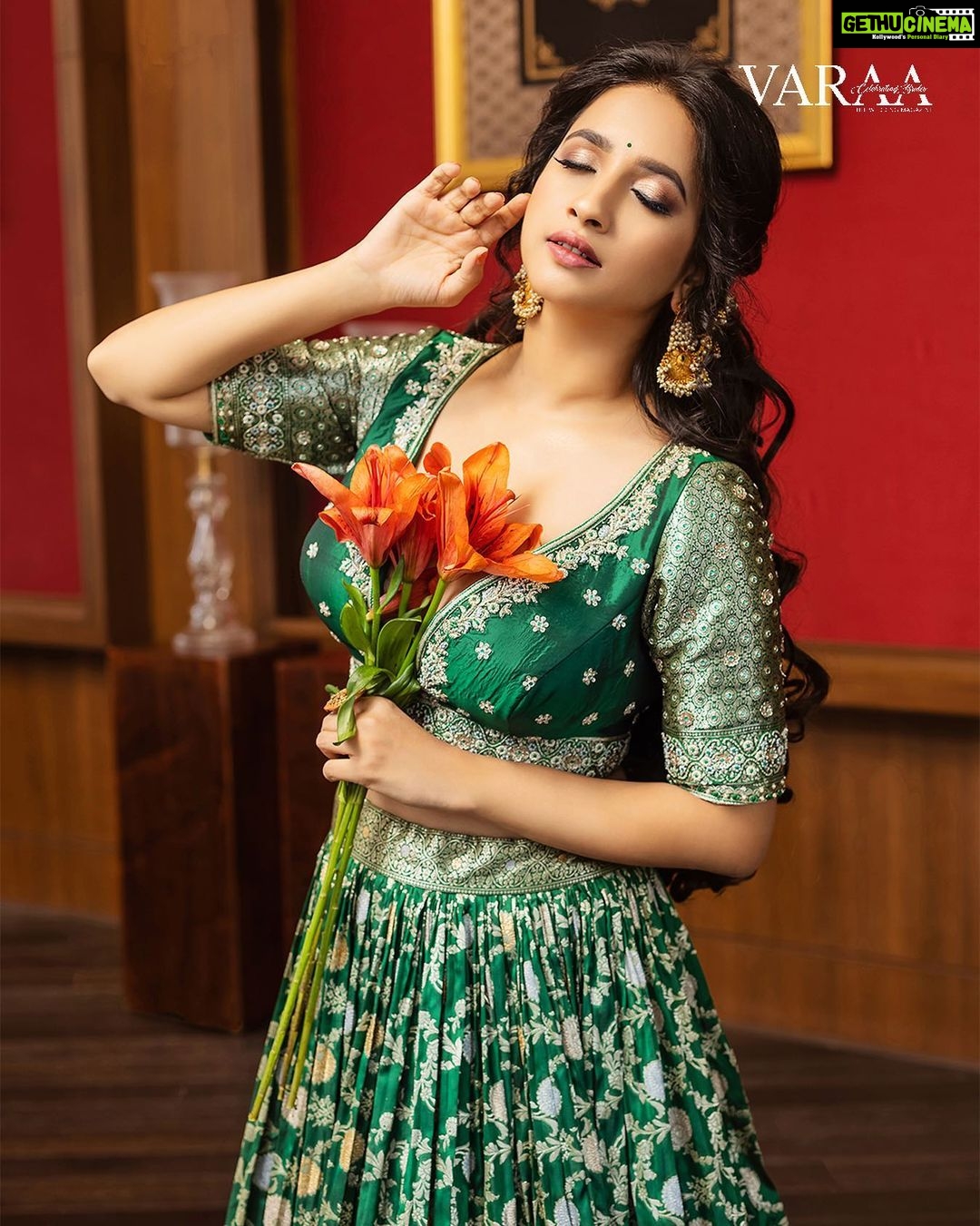 Manvita Kamath Instagram - An evergreen essence! Presenting a sweet twist to classic bridal style, this royal green Lehenga Choli look is brought on by a sun-kissed makeup base and extravagant embroidery detailing. . . @varaabyskmagazine @itsmesangeethakailash @shotbyluckymalhotra