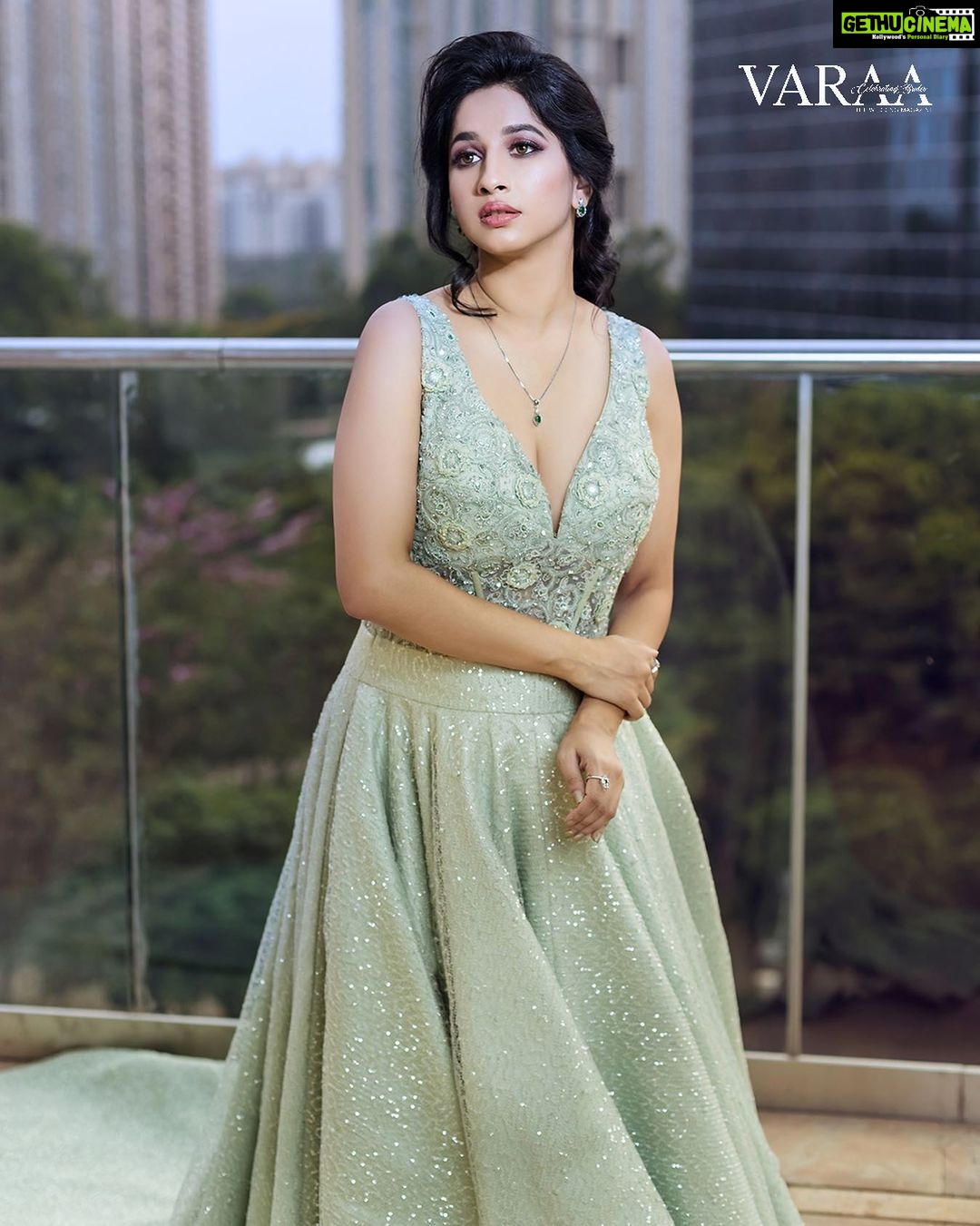 Manvita Kamath Instagram - Not one for subtlety, this seafoam green evening gown features a lowcut neckline; replete with a play of floral embroidery and sequin embellishments. Volume 2 & Edition 2 Covershoot for Varaa Wedding Magazine @varaabyskmagazine Publisher & Editor-In-Chief : Sangeetha Kailash @itsmesangeethakailash On Cover : Manvita Kamath @realmanvitakamath Photographer : Lucky Malhotra @shotbyluckymalhotra Venue : The Leela Bharthiya City @theleelabharthiyacity Wardrobe : Aparna S @aparnasstudio Makeup : Shruthi @sghairandmakeup Hair : @shrutihairartistry Stylist : Sowmya SK @sowmya.sk Saree : Pashudh Silks @pashudh Overcoat : TVARUS @tvarusstudio #varaabyskmagazine #covershoot #celebrityshoot #celebrityphotographer #shotbyluckymalhotra #leelabhartiyacity #itsmesangeethakailash #weddingmagazine #bridalmagazine #newage #nextgen #media #modrenbride #repost #southstar #indiancelebrity #kannadaactress #trendinggowns #gown