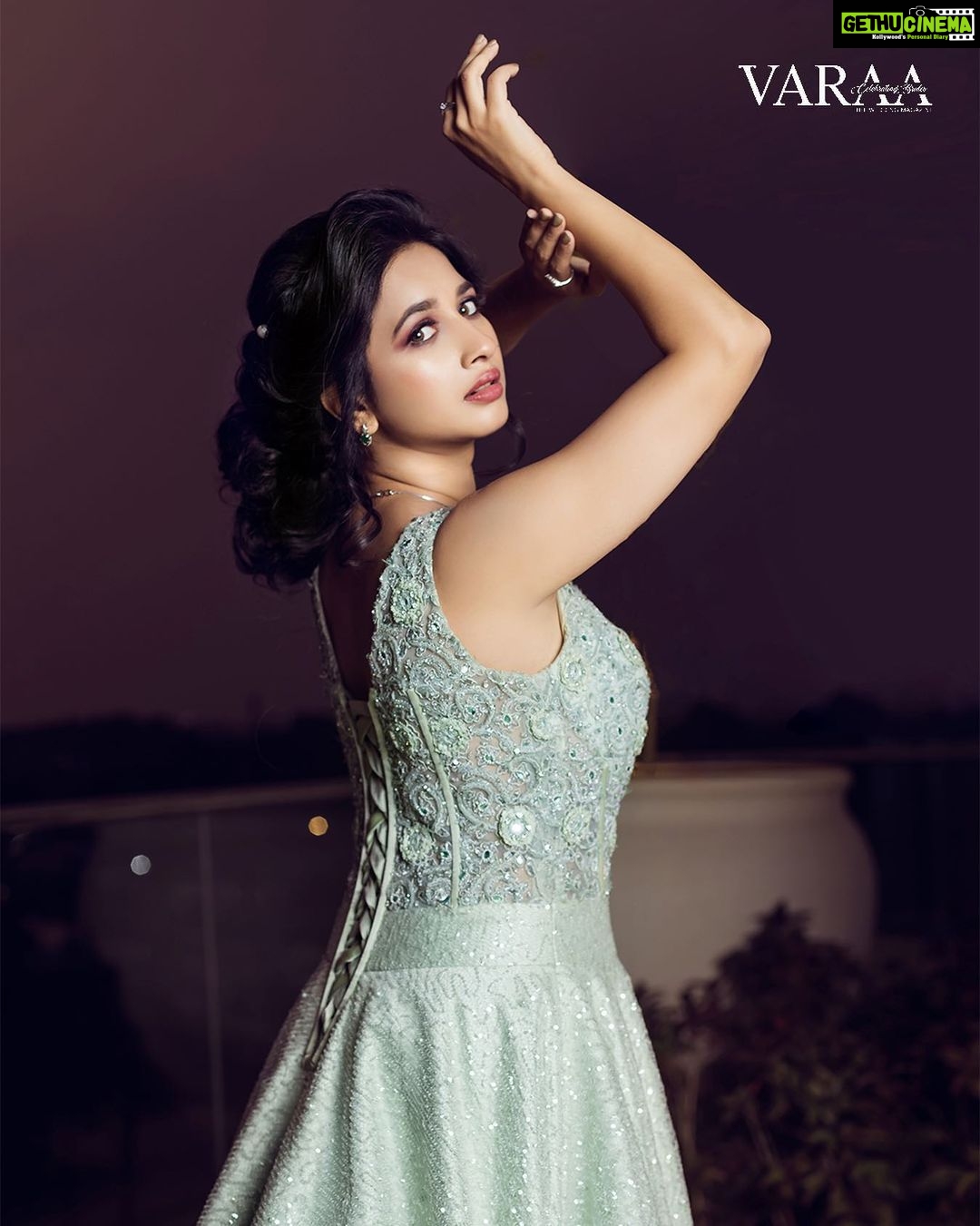 Manvita Kamath Instagram - Not one for subtlety, this seafoam green evening gown features a lowcut neckline; replete with a play of floral embroidery and sequin embellishments. Volume 2 & Edition 2 Covershoot for Varaa Wedding Magazine @varaabyskmagazine Publisher & Editor-In-Chief : Sangeetha Kailash @itsmesangeethakailash On Cover : Manvita Kamath @realmanvitakamath Photographer : Lucky Malhotra @shotbyluckymalhotra Venue : The Leela Bharthiya City @theleelabharthiyacity Wardrobe : Aparna S @aparnasstudio Makeup : Shruthi @sghairandmakeup Hair : @shrutihairartistry Stylist : Sowmya SK @sowmya.sk Saree : Pashudh Silks @pashudh Overcoat : TVARUS @tvarusstudio #varaabyskmagazine #covershoot #celebrityshoot #celebrityphotographer #shotbyluckymalhotra #leelabhartiyacity #itsmesangeethakailash #weddingmagazine #bridalmagazine #newage #nextgen #media #modrenbride #repost #southstar #indiancelebrity #kannadaactress #trendinggowns #gown