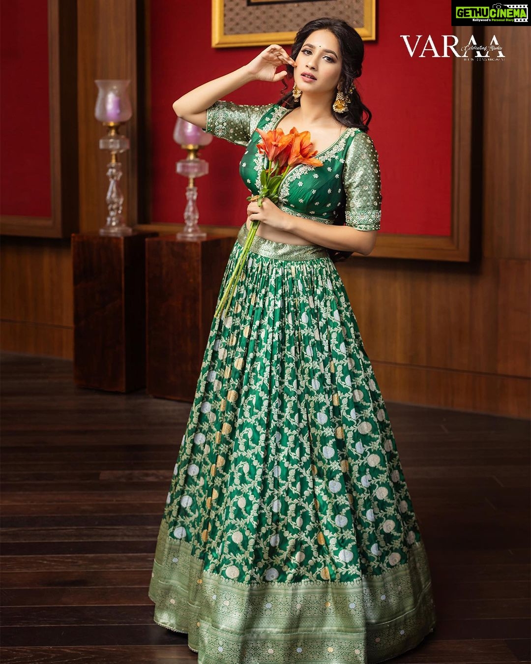 Manvita Kamath Instagram - An evergreen essence! Presenting a sweet twist to classic bridal style, this royal green Lehenga Choli look is brought on by a sun-kissed makeup base and extravagant embroidery detailing. @itsmesangeethakailash @varaabyskmagazine @shotbyluckymalhotra