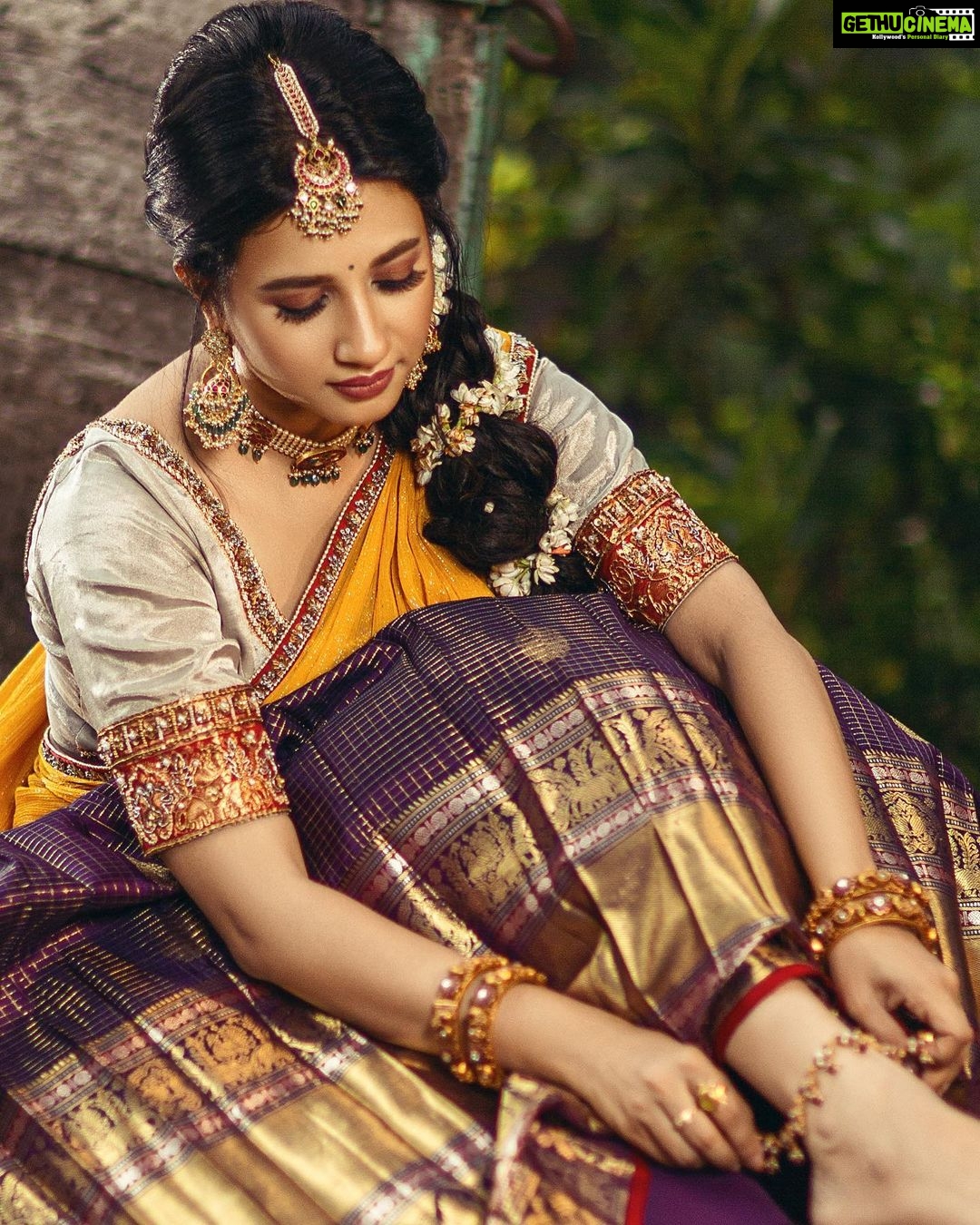 Manvita Kamath - 11.9K Likes - ✨✨✨
.
.
.
Wearing @kankatala_ @mahitha_prasad
Mua and hair @makeoverbylakshmi_pooja
Jewellery @desilverstudioblr