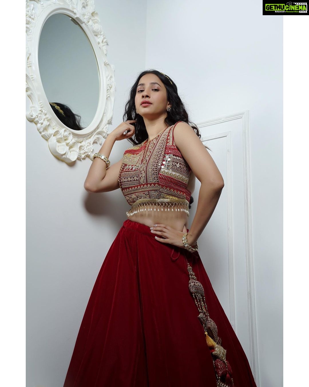 Manvita Kamath Instagram - Bringing a little bit of tradition to my modern style with this beautiful red lehenga by @label_divya_samal ๐บ #FolkTouch #LehengaLove" . . . . @makeoverby_rekha_karthik_ @venoowaves . . #instagood #instagram #regram #fashionblogger #fashionista