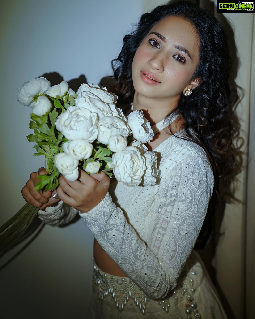Manvita Kamath Instagram - White lehenga, white flowers, and a heart full of love π€π€π€ . . @label_divya_samal @makeoverby_rekha_karthik_ @venoowaves . . . . . . . #likes #like #follow #likeforlikes #love #instagood #instagram #followforfollowback #followme #photooftheday #photography #bhfyp #instalike #l #instadaily #likeforfollow #picoftheday #fashion #beautiful #me #followers #smile #likeforlike #myself #followback #f #comment #followforfollow #likesforlikes #art