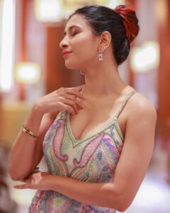 Manvita Kamath Instagram - Parul's outfit for siima was 🔥! The detailing was on point, and it was a whole new style for me. Loved it! 👌👗
@siimawards 
.
.

SIIMA AWARDS Red carpet event. 

Outfit : @jadorebyparul 
Styling : @sowmya.sk 
Photography : @ehtasham_saeed 
Mua : @pannas_makeup 

.
.
.
#siima #SiimaFashion