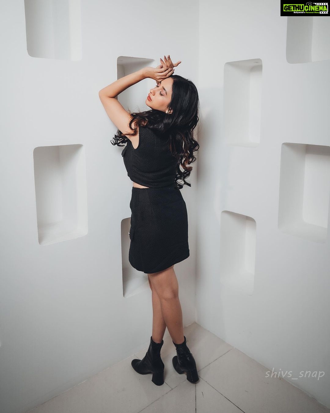 Manvita Kamath Instagram - ♠️ . . . @shivs_snap @divya.samal @phantomapparels @makeupstoriesbysumachikkegowda . . #black