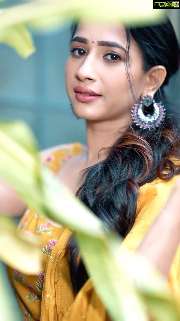 Manvita Kamath Instagram - Summers In @tara_c_tara 💛 . . . Mua and hair @makeoverby_rekha_karthik_ Styling @sowmya.sk Video @hunkhemanth Editing @naimish_bhat Jewellery @maayakriya . . #reelsinstagram