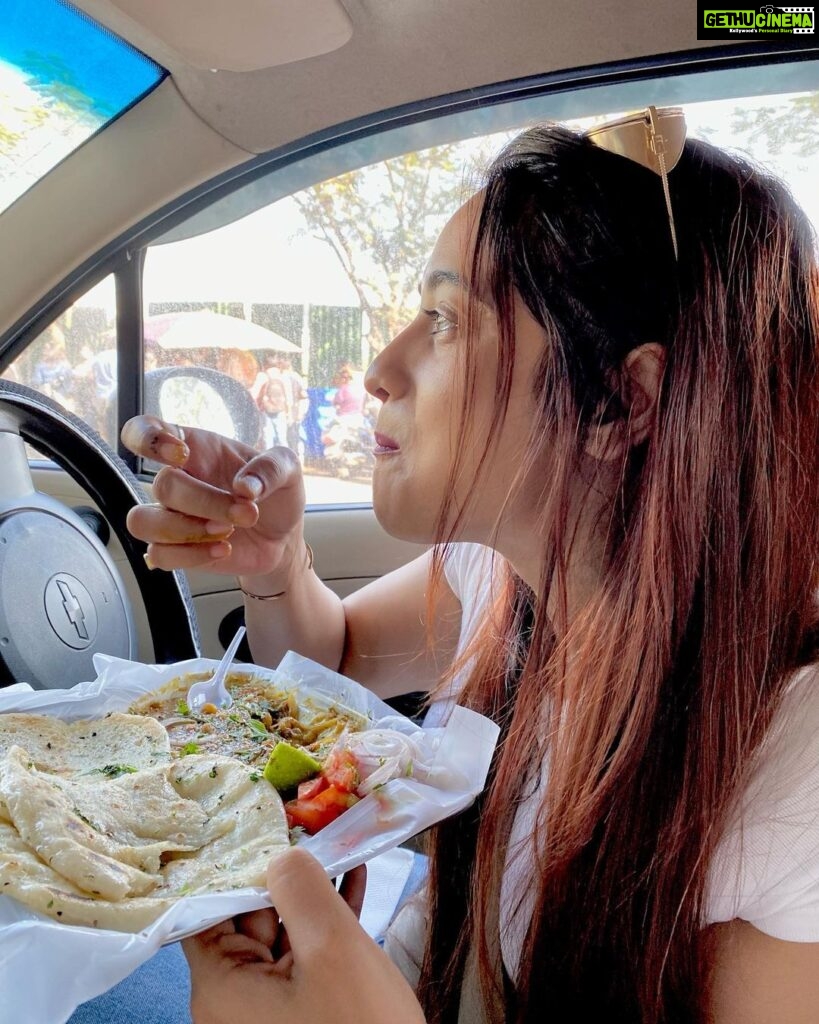 Masoom Shankar Instagram - Mouthful of zero regret😛 There is no fun in life without cheat meals!! Am I right? Chole Kulche is mine what’s yours? Comment below… . . P.S. last cheat meal of #2022 #candid . . . . #maasoomshankar #foodie #streetfood #mumbai #goodeats #nofilter #actorslife Mumbai - मुंबई