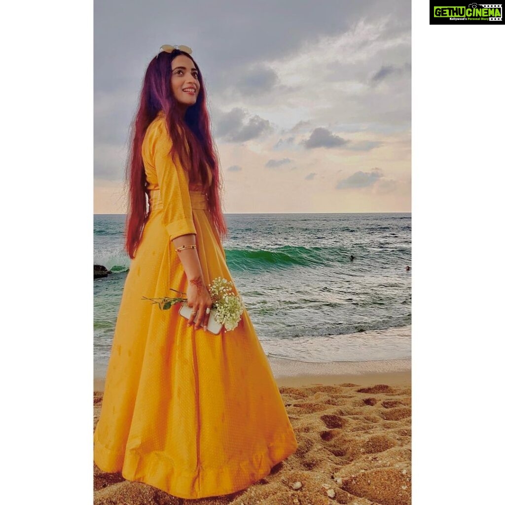 Masoom Shankar Instagram - Caption this pleaseee :) . . . . 📸 @iamtuhinshankar ❤️ . . #maasoomshankar #gratitude #oceanlover #travel #longhair #yellow #girl #indian #srilanka #gypsyflowers Sri Lanka - Galle
