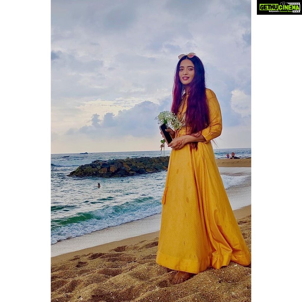 Masoom Shankar Instagram - Caught in the moment calls for a look in the camera. 📸 @iamtuhinshankar . . . . #maasoomshankar #masoomshankar #yellow #princessfeels #girl #srilanka #friendswedding #serene #oceanview Radisson Blu Resort Galle