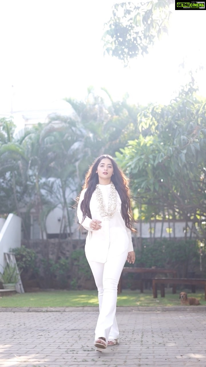 Masoom Shankar Instagram - Let’s walk? Fitbit step counts matter these days😝 . . . . . . . . 📹 @arunmanirao_ar . . . . . . . . . . 👚👖👡 by @zara . . . . . . . . #maasoomshankar #masoomshankar #reels #trendingreels #trending #fashion #ootd #glam #white #simple #casualstyle #casuallook #denimstyle #womenfashion #ootdfashion #fitbit