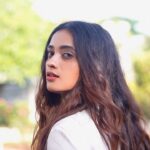 Masoom Shankar Instagram - Jeda NASHA, NASHA teri ankhan vichon aave mainu ..❤️ . . 📹 @arunmanirao_ar . . . . . . . . . . #maasoomshankar #masoomshankar #reels #trending #viral #white #girl #eyes #expressions #reelkarofeelkaro #reelit #goodhairday #ootd #casuallook