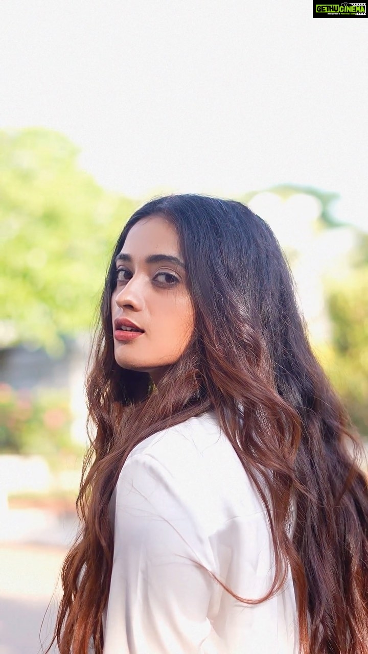 Masoom Shankar Instagram - Jeda NASHA, NASHA teri ankhan vichon aave mainu ..❤️ . . 📹 @arunmanirao_ar . . . . . . . . . . #maasoomshankar #masoomshankar #reels #trending #viral #white #girl #eyes #expressions #reelkarofeelkaro #reelit #goodhairday #ootd #casuallook