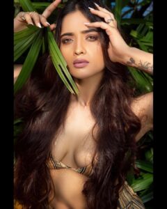Masoom Shankar Instagram - Which one? Left/Right ?
Sun kissed or not much? 🌞
.
.
📸 @johan_sathyadas 
👗 @chaitanyarao_official 
💄 @makeupbywanshazia 
.
#throwback 
#maasoomshankar #masoomshankar #potrait #photoshoot #organics #camouflage #nature #goldenhour #glam #ootd #coordset #longhair #beautiful #goddess #green #browngirls #explorepage #ootdfashion #goodhairday #photogram #instamood