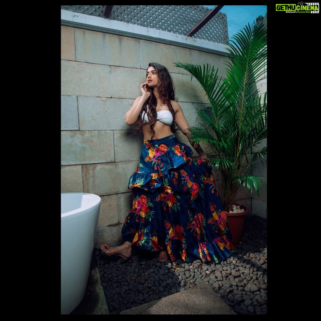 Masoom Shankar Instagram - Glamming my way into 2023 with ‘Chica Vibes’ 🏝 . . 📸 @johan_sathyadas 👗 @chaitanyarao_official 💄 @makeupbywanshazia 🎨 @whoizsri 📍 @radissonbluresorttemplebay . . . . . . . #maasoomshankar #photoshoot #españa #2022 #yearend #tropicalvibes #chaitanyarao #potraitphotography #colorful #goodvibes #beautiful #travelphotography #actorslife #grateful #love #live #slaying #interiordesign #decor #lifestyle #blogger #influencer #influencermarketing #explorepage Radisson Blu Temple Bay Beach Resort