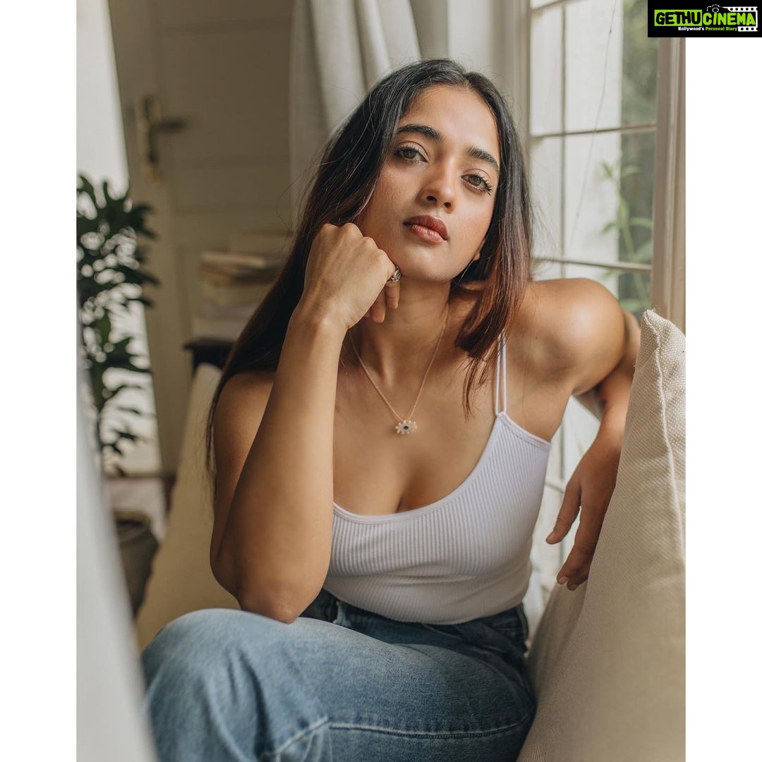 Masoom Shankar Instagram - Caption this please ☺️ . . 📸 @iam_arvindram . . . . . . . . . . #maasoomshankar #masoomshankar #potrait #photoshoot #ootd #casualstyle #fashion #basics #white #love Chennai, India