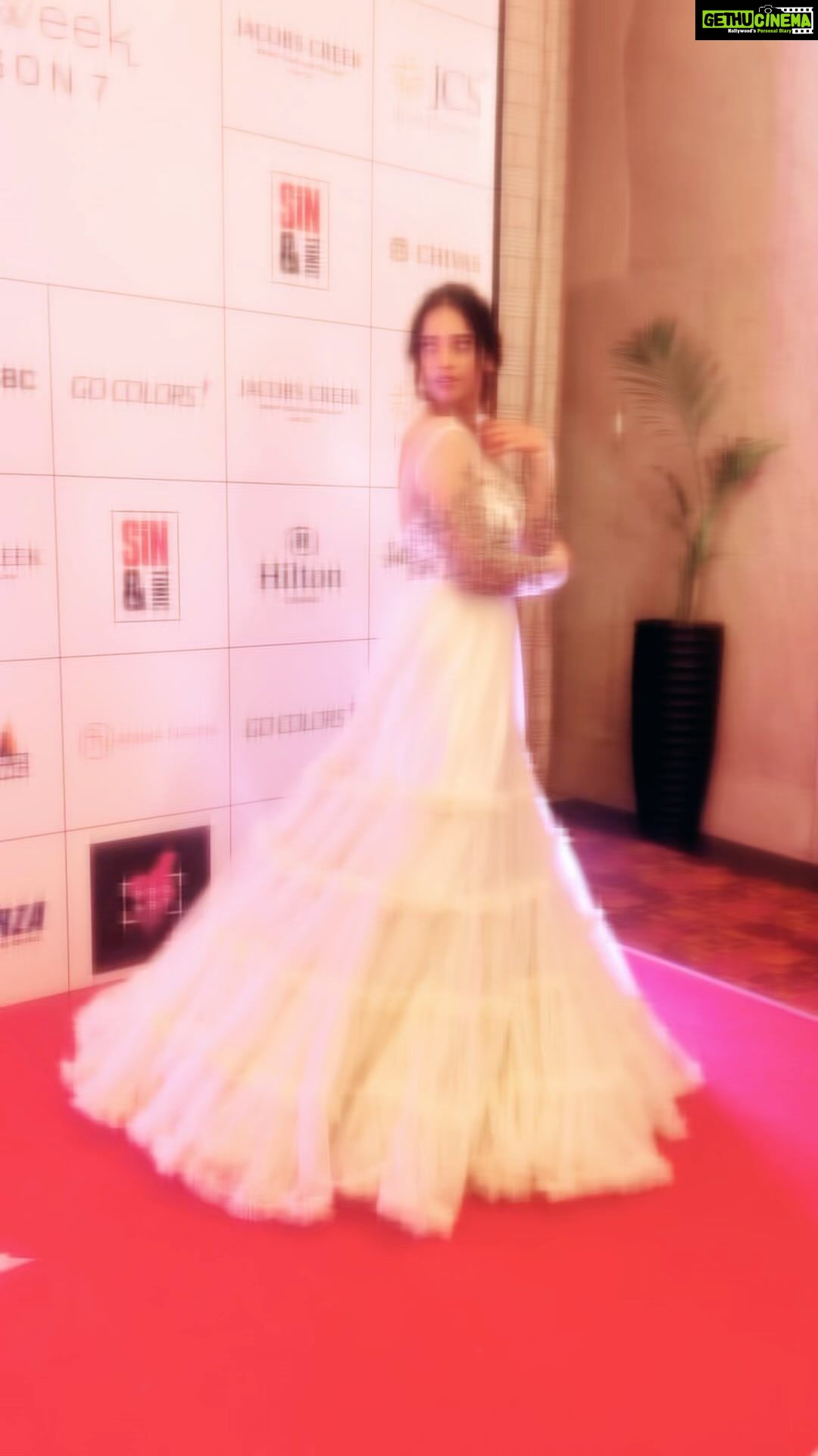 Masoom Shankar Instagram - Moonshine wali love storiyaan🤭🥰 . . . . . . . . #maasoomshankar #masoomshankar #reels #lovestoriya #trending #selfobsessed #actorslife #blessed #ootd #ootdfashion #white #fashionshow #showstopper #madrascouturefashionweek Hilton Chennai