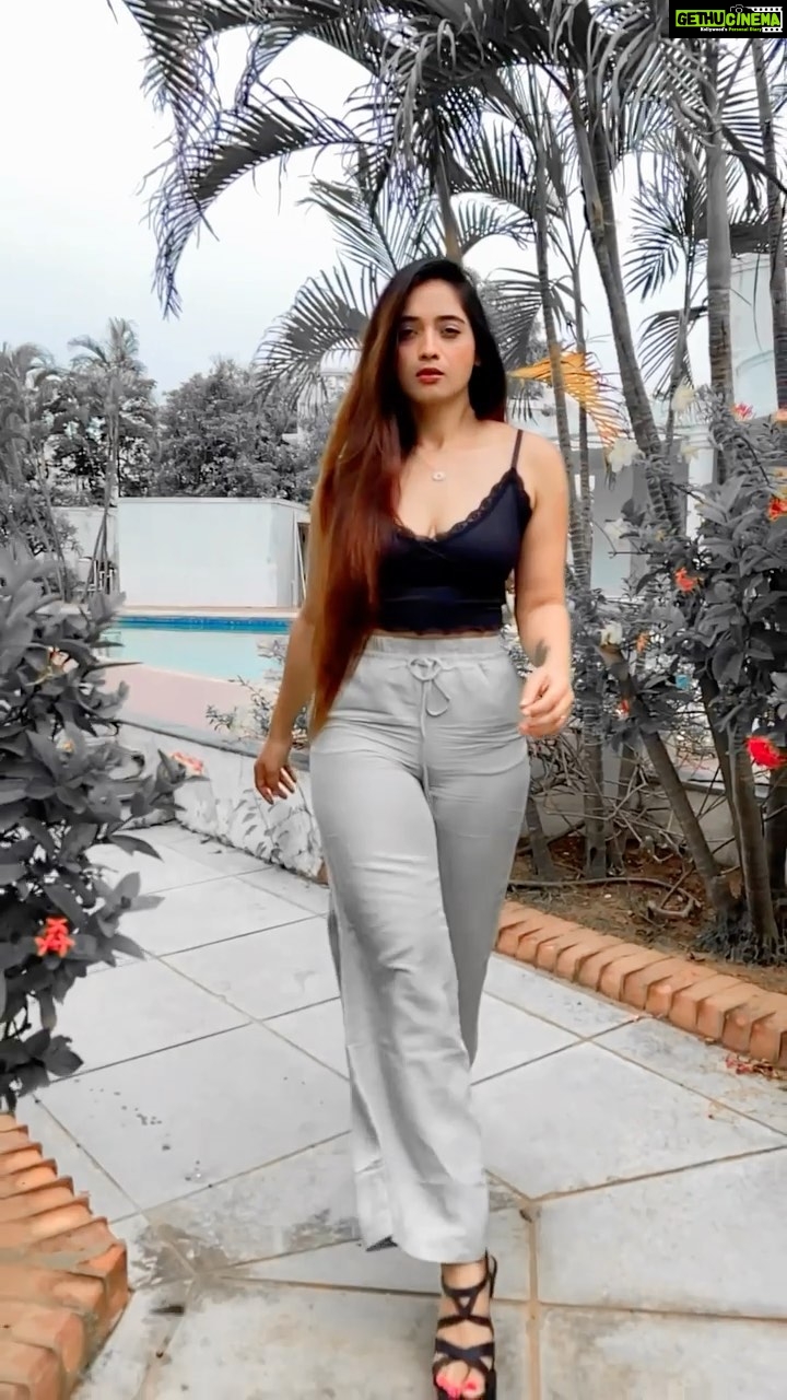 Masoom Shankar Instagram - Coming soon on feed with pictures in this #ootd #teaser ☺️ . . . . . . . . #maasoomshankar #masoomshankar #slowmotion #reels #casualstyle #casuallook #ootdfashion #actor #chennai #hnm #walk #reels #trending #reelitfeelit #reelsvideo #viral