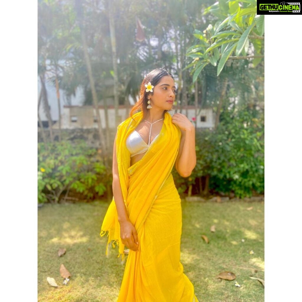 Masoom Shankar Instagram - Summers are vibe 🌞 Right? 💛 . . . . . . Saree @tanisshiii Blouse top @chaitanyarao_official Earrings @teejhindia Footwear @themadrastrunk . . . . . . #maasoomshankar #masoomshankar #saree #ootd #yellow #summers #potrait #shotoniphone #poo