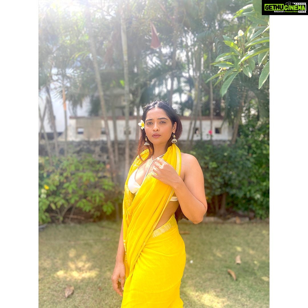 Masoom Shankar Instagram - Caption this π . . . . . . Saree @tanisshiii Blouse top @chaitanyarao_official Earrings @teejhindia Footwear @themadrastrunk . . . . . . #maasoomshankar #masoomshankar #saree #ootd #yellow #summers #potrait #shotoniphone