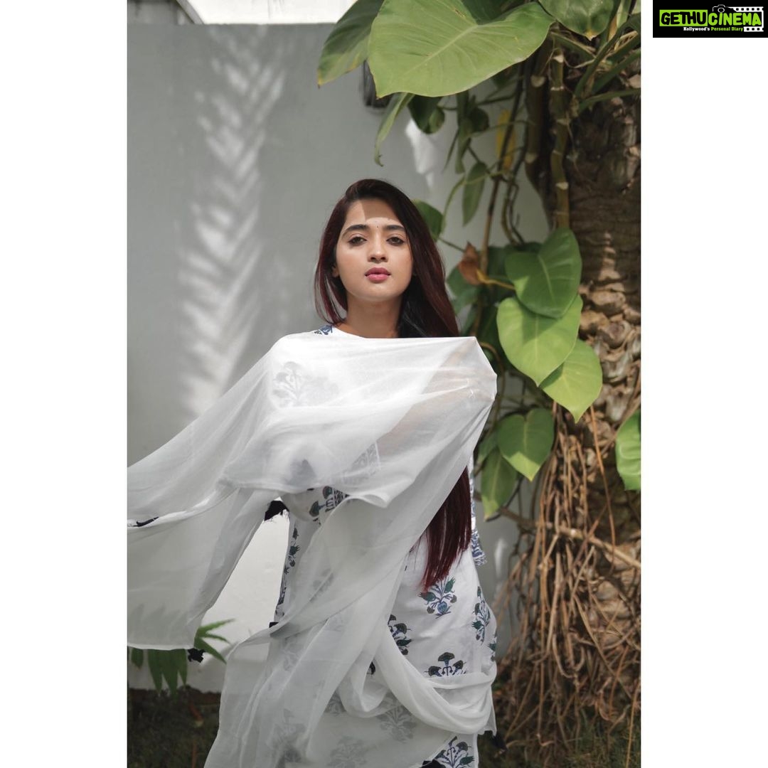 Masoom Shankar Instagram - On to better things…🤍 . . . . . 📸 @prashanth_pabbathi . . . . #maasoomshankar #masoomshankar #whitekurta #ootd #love #redhair #indian #simple #casualoutfit #pretty #live #peace #white #smile Chennai, India
