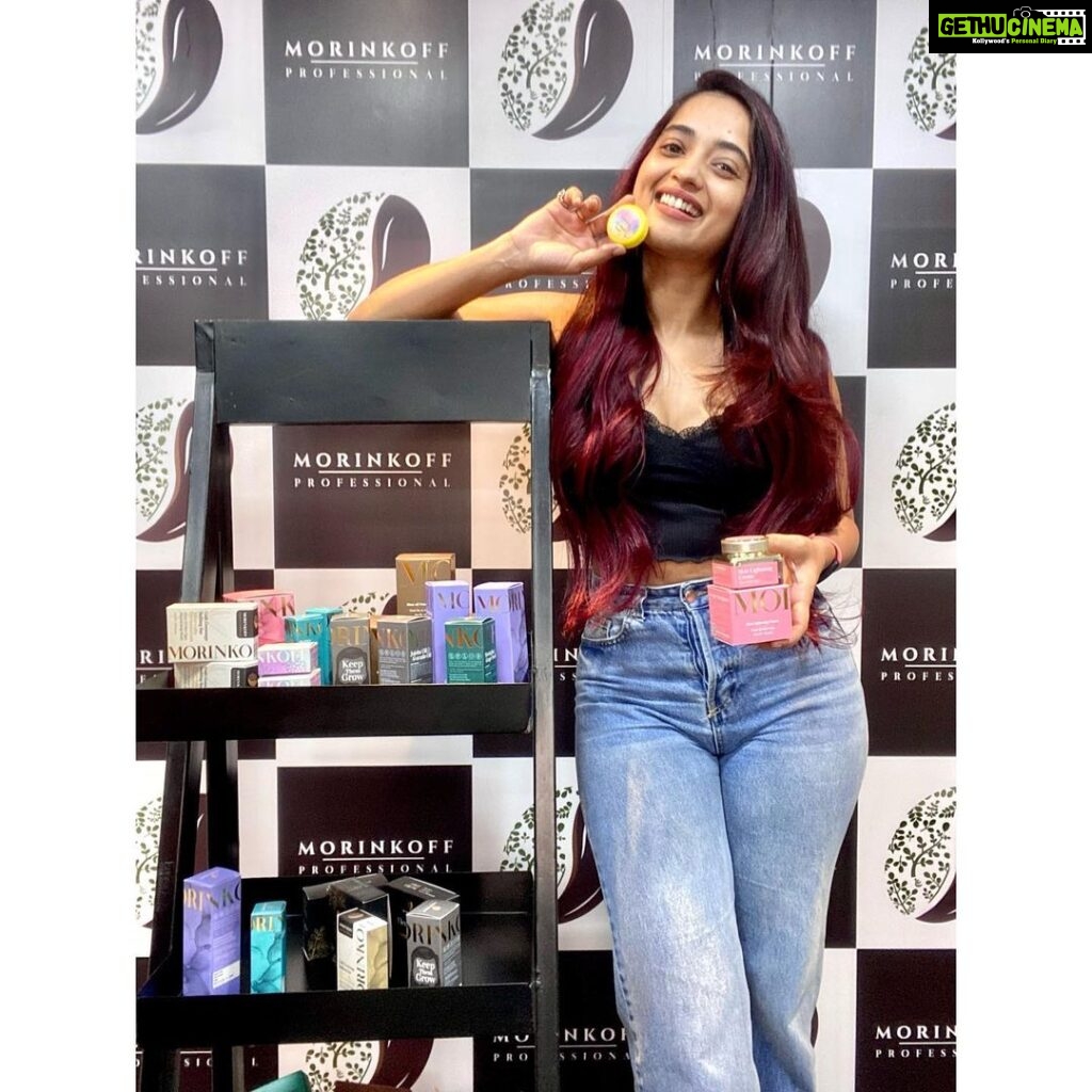 Masoom Shankar Instagram - #AD MORINKOFF PROFESSIONAL products are formulated by organic and botanical ingredients. These ingredients are grown without the use of genetically modified organisms, herbicides or any other synthetic fertilisers. MORINKOFF is inspired from MORINGHA AND COFFEE Our key ingredients define the same in this skin care collection. These products are - Paraben Free - Paraffin Free - Sulphate Free - Cruelty Free Dm @morinkoff right away for your orders. MADE IN INDIA P.S. I’m holding my two most favourite products, lip balm which is macaroon shaped & skin lightening cream for my day routine. . . . . . . #maasoomshankar #masoomshankar #skincare #rituals #skinserum #organic #lipbalm #facialkits #facialmists #skinlightening #spf #makeupfixer #organicskincare #moringa #coffee #morinkoffproffesionals #morinkoff #ecobeauty #crueltyfreebeauty #wellness #veganskincare #collaboration #actor #kollywood #bollywood #model #branding Chennai, India