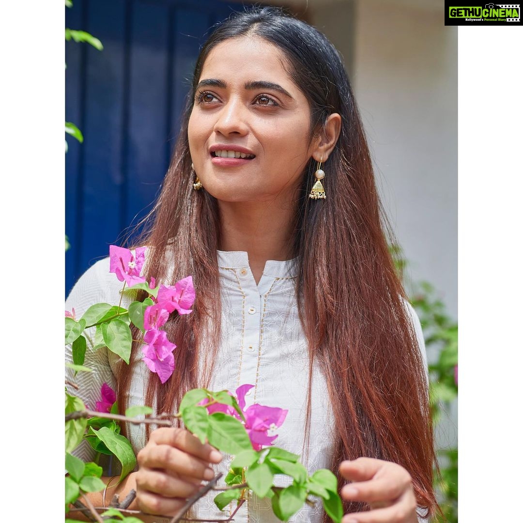 Masoom Shankar Instagram - 1st?…2nd?…3rd?…☺️ . . . . . . . . . . . . . . . . . . #maasoomshankar #masoomshankar #ootd #white #blackandwhite #nofilter Chennai, India