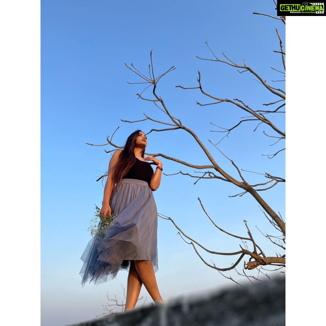 Masoom Shankar Instagram - In the moment with movements in perspective 🤓 . . #masoomscribbles . . . . . . . . . . . . #maasoomshankar #masoomshankar #shotoniphone #potrait #nature Chennai, India