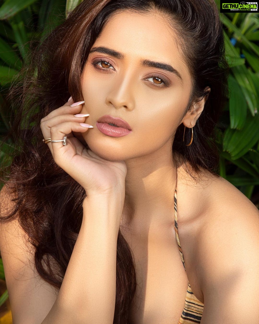 Masoom Shankar Instagram - When eyes talk, listen. . . . . . . . . . . . . . . . #maasoomshankar #masoomshankar #reels #trending #reelitfeelit #photoshoot #pretty #girl #reeloftheday #bts #basic #organics #ootd #casualoutfit #casualstyle #casuallook #ootdfashion #style #stylish #fashion #trendingfashion #trendingstyle #lateststyle #model #hotmodel #mood