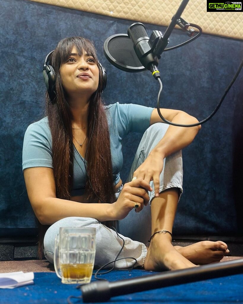 Masoom Shankar Instagram - Shades of dubbing scenes🎙🤓 P.S. comfort first, 😝 . . . . . . . . . . . . . . . . . . . . . . . . . . . #maasoomshankar #dubbing #actorslife #blessings #grateful #newproject #detailscomingsoon #bollywood #actress #debut Chennai, India