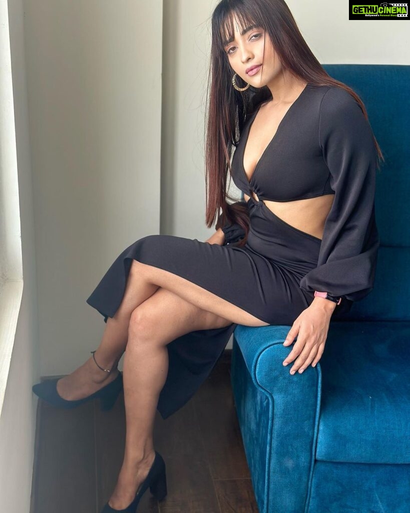 Masoom Shankar Instagram - Mood Musings 🥰 Thankyou for showering so much love to our film #DDReturns 🙏🥰❤️ Loving each and every word coming our way with the reviews. #grateful . . Styled by @simran_jha_1111 #Promotions #Trichy❤️🖤 . . . . . #maasoomshankar #simranjha #stylist #ootd #blacklove #longhair #casualstyle #newrelease #blockbuster #shotoniphone #apple Chennai, India
