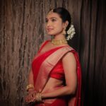 Mayuri Deshmukh Instagram - लाल ❤️ 💄@glamupbytamanna Styling:@style_by_pradnyaaaaa__ 📸@kunal_mohite_photography Hair n drape : @hair_mua_by_rewatii Jewellery: @pramaanj