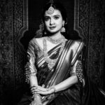 Mayuri Deshmukh Instagram – दसऱ्याच्या हार्दिक शुभेच्छा..🌸🌸🌸

Makeup & Hair:- @glamupbytamanna
Photography:- @kunal_mohite_photography
Styling:- @style_by_pradnyaaaaa_
Outfit:-
@navinyas_handloom
Drapping:-
@hair_mua_by_rewati
Jewellery 
@pramaanj