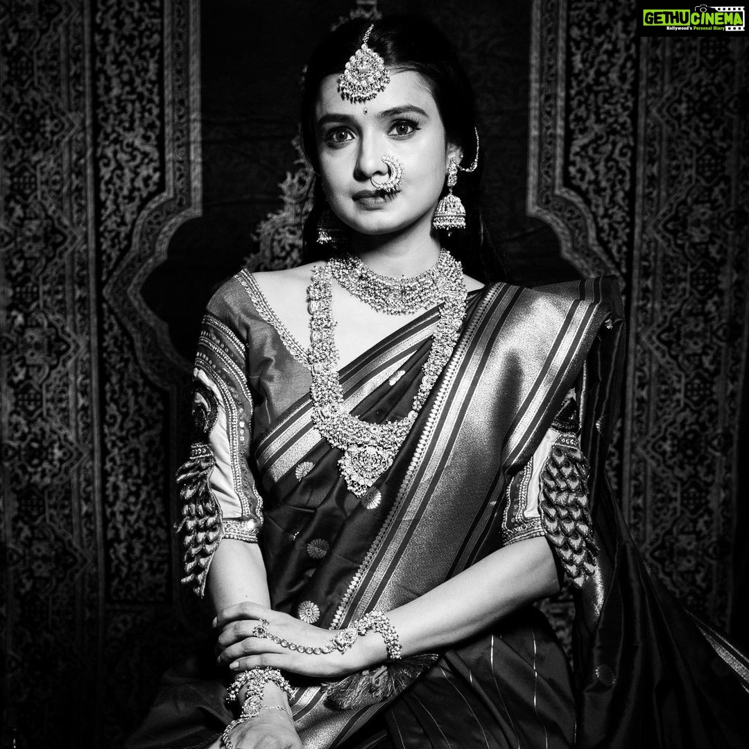 Mayuri Deshmukh Instagram - दसऱ्याच्या हार्दिक शुभेच्छा..🌸🌸🌸 Makeup & Hair:- @glamupbytamanna Photography:- @kunal_mohite_photography Styling:- @style_by_pradnyaaaaa_ Outfit:- @navinyas_handloom Drapping:- @hair_mua_by_rewati Jewellery @pramaanj