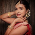 Mayuri Deshmukh Instagram – ❤️

💄@glamupbytamanna
Styling:@style_by_pradnyaaaaa__
📸@kunal_mohite_photography
Hair n drape : @hair_mua_by_rewatii 
Jewellery: @pramaanj