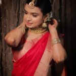 Mayuri Deshmukh Instagram – लाल ❤️

💄@glamupbytamanna
Styling:@style_by_pradnyaaaaa__
📸@kunal_mohite_photography
Hair n drape : @hair_mua_by_rewatii 
Jewellery: @pramaanj