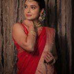 Mayuri Deshmukh Instagram – लाल ❤️

💄@glamupbytamanna
Styling:@style_by_pradnyaaaaa__
📸@kunal_mohite_photography
Hair n drape : @hair_mua_by_rewatii 
Jewellery: @pramaanj