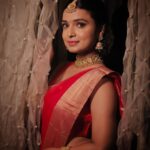 Mayuri Deshmukh Instagram – ❤️..

💄@glamupbytamanna
Styling:@style_by_pradnyaaaaa__
📸@kunal_mohite_photography
Hair n drape : @hair_mua_by_rewatii 
Jewellery: @pramaanj