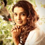 Mayuri Deshmukh Instagram - 🍁ओ छोटी सी दो झीलों में वो बहती रहती है कोई सुने या ना सुने कहती रहती है कुछ लिख के और कुछ ज़ुबानी हो थोड़ा सा बादल थोड़ा सा पानी और एक कहानी दो नैना और एक कहानी🍁 - GULZAR 🧡 📸 @__shivanisurve__ 💄 @snehal_makeover