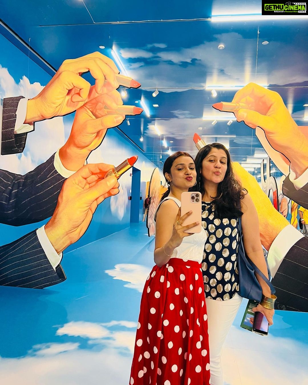 Mayuri Deshmukh Instagram - Polka Dot and Art !! Me and my Pho @inscapedesigners with full gusto @nmacc.india ‘Run as slow as you can‘ exhibition💃🏼