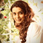 Mayuri Deshmukh Instagram - 🍁ओ छोटी सी दो झीलों में वो बहती रहती है कोई सुने या ना सुने कहती रहती है कुछ लिख के और कुछ ज़ुबानी हो थोड़ा सा बादल थोड़ा सा पानी और एक कहानी दो नैना और एक कहानी🍁 - GULZAR 🧡 📸 @__shivanisurve__ 💄 @snehal_makeover